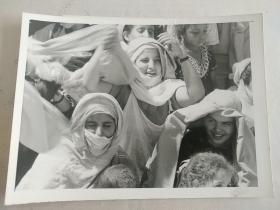 新华社记者白国瑞摄  1988年  第3273号  西撒哈拉风情  图为身着民族服装的西撒哈拉妇女在观看文艺表演