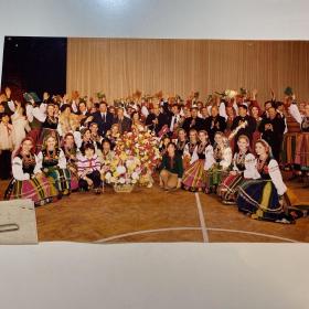 H1009人民画报社旧藏：乌兰夫 祝贺 波兰歌舞团来华演出 26*17公分
