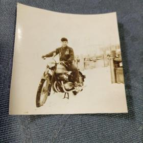 老照片 驾驶摩托车的大学生（南京林学院）五十年代