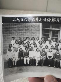 1956年【邓颖超同志来郑州视察时与妇联会同志合影】、1950年【郑州市第一个幼儿园孩童玩乐】2张合售！14/9.8厘米，6/6厘米