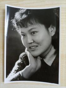 【同一来源】约九十年代摄影师齐建国（未署名）拍摄《手托香腮微笑的美女》原版（16*11.4cm）黑白照片1张