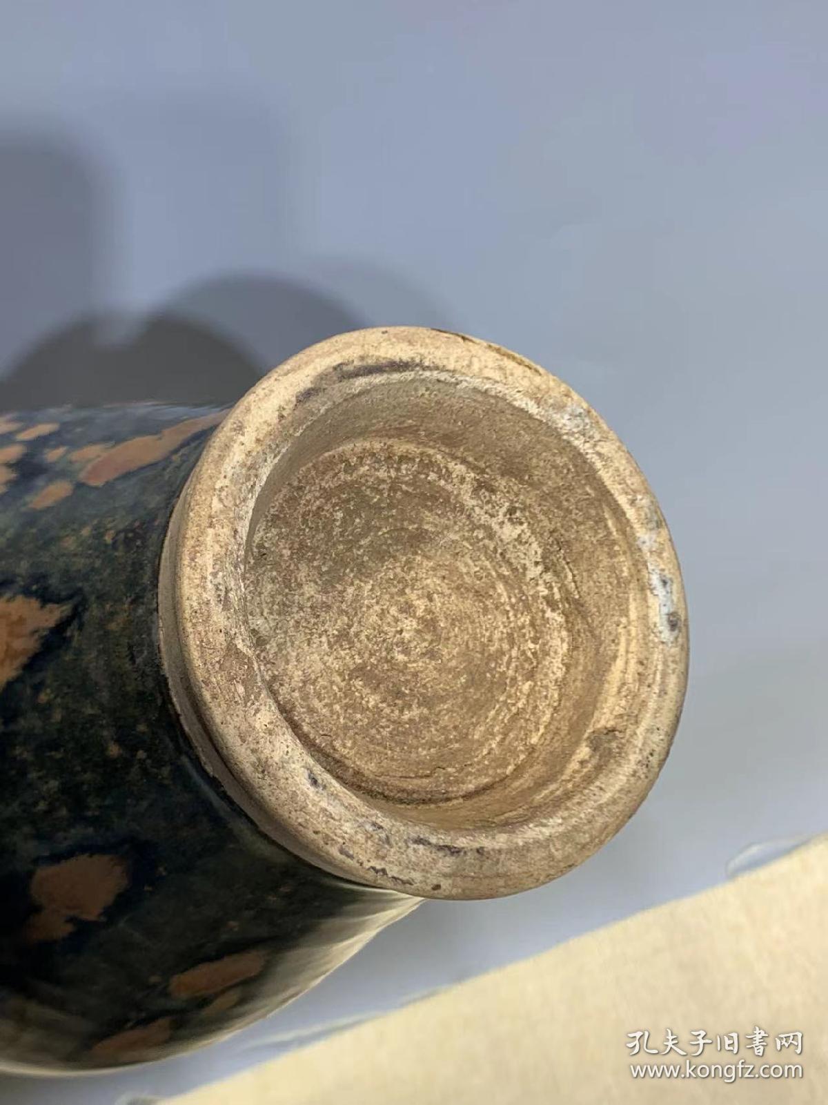 宋代黑釉窑变铁锈斑梅瓶