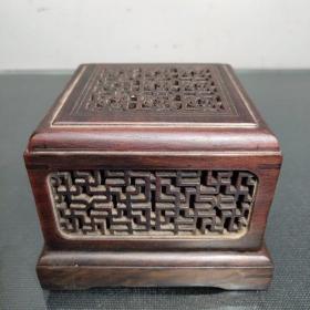 旧藏老红木熏香炉  精工镂空雕刻香盒摆件
高8厘米长10.5厘米宽10.5厘米，重180克
220