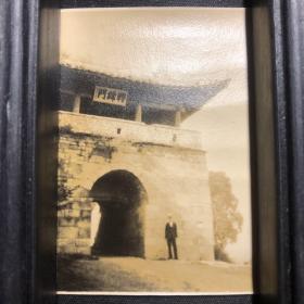 朝鲜/韩国历史老照片1：在平壤转锦门留影，时间是19世纪末至20世纪初，使用当时Velox 印象纸。背后有毛笔字＂平壤＂