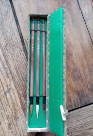 七八十年代扬州湖笔二厂生产的“喜迎春”毛笔三支一盒，原装锦盒，写小楷利器。品见描述包快递发货。