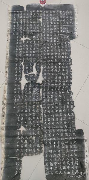 《戒坛寺碑文》是民国十年（1921）立，现碑在北京门头沟区戒台寺千佛阁。徐世昌，清光绪年间进士。该碑记是徐世昌任大总统期间，于1921年到戒台寺进香时所写。徐也是书法家、画家、藏书家及学者。 碑文描述了戒台寺风景秀美。有人在戒台寺的南面山中开矿，导致寺内泉水减少，土地焦渴。提出对于戒台寺的保护必须要尽心尽力，不能因为开矿采煤而破坏它的风貌和基础。最后一图为资料图。注意品相，分成两大张，有四五处缺失