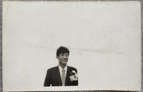 长江边男士结婚照片