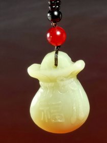 和田玉福袋吊坠(31036) 规格：36/25/10mm 重量：20.96g 和田玉吊坠，雕工精美，皮色漂亮，玉质温润细腻，线条流畅，俏色巧雕，品相完美。