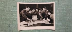 上海機床廠“七二一”工業大學工人學員同 上海第八機床廠的工人一起設計制造螺紋磨床   照片長20厘米寬15厘米