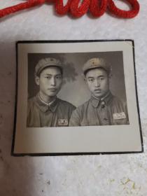 老照片：两位军人穿老式军服的合影