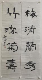 申石伽，海上名家之一，曾为上海市文史馆馆员，浙江文史研究馆名誉馆员。该作品为对联尺寸136x35x2