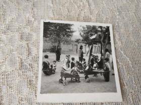1956年【邓颖超同志来郑州视察时与妇联会同志合影】、1950年【郑州市第一个幼儿园孩童玩乐】2张合售！14/9.8厘米，6/6厘米