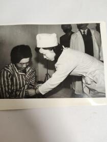 新华社老照片：朝鲜医务人员抢救中国渔民 董志华摄影，1985年第0842号