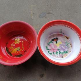 搪瓷脸盆（70-80年代的产物，上海久新搪瓷厂制造，其中一个聚宝盆，带喜字，红色鸳鸯戏水，地不双喜，花好月圆字样，另外一个鲜花，蝴蝶，鹦鹉的底部图案，非常漂亮，两个合售）