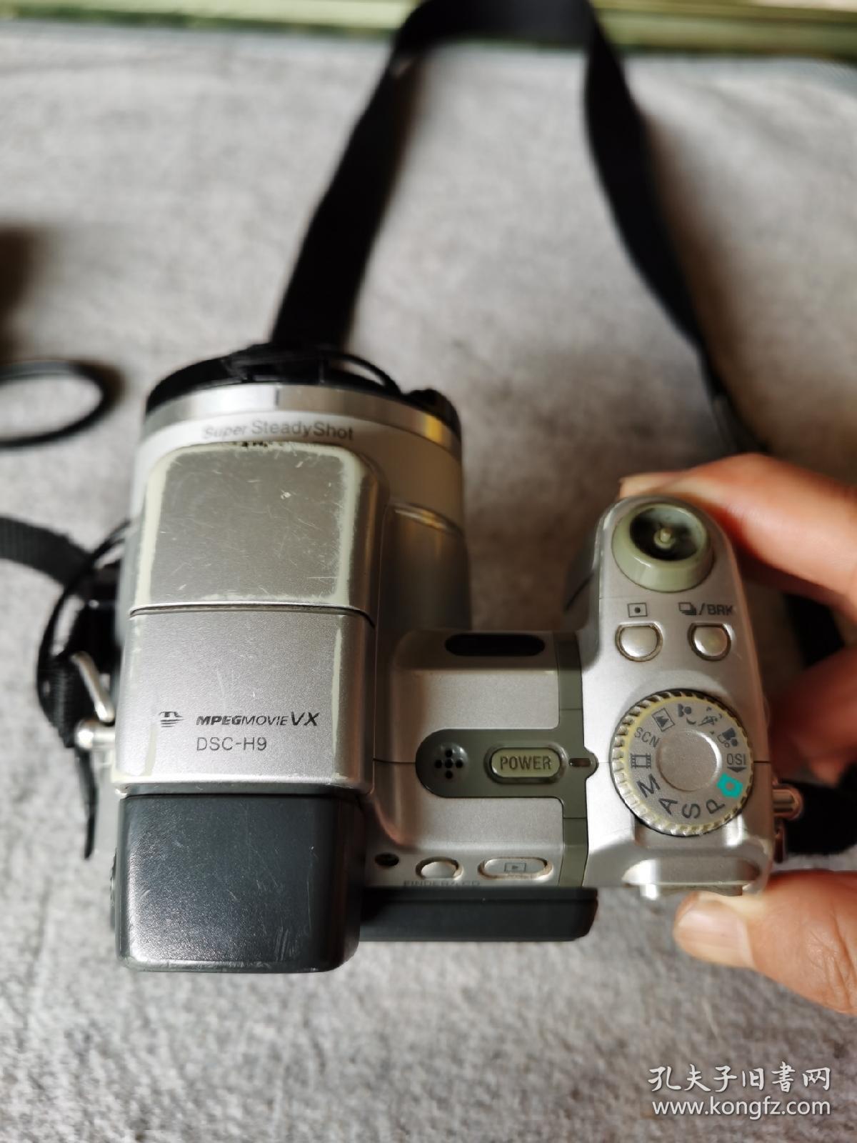 索尼dsc-h9相机一套,日本制造,带原装电池 原装4g内存卡 原装背带