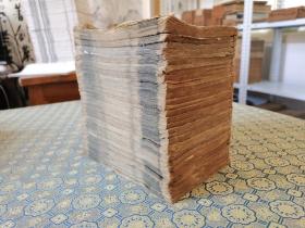清光绪刻本《绣像天雨花全传》原装三十册全；明末万历、天启年间宫廷政治斗争为线索，通过描写东林党与阉党之争，再现了明末三大案等历史事件。陶贞怀以自身经历出发，借剧中角色之口，叙奸臣误国之不平。是书三十回俱全，附绣像几幅。红楼梦并称“南花北梦