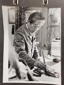 著名画家尹瘦石作画时大幅原版照片，拍摄于改革开放初期的七十年代末期，尹瘦石照片流传较少