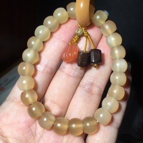 羊角桶珠手串！本草纲目记载：羊角具有平肝熄火、清热解毒、治疗晕眩、降血压等功效，冰种全透黄料带血！搭配南红贝壳！链子尺寸：7*9mm