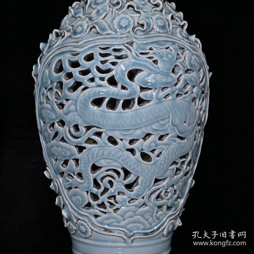 元代豆青釉雕刻捏花镂空龙纹象耳瓶古玩古董古瓷器
