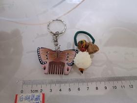 莲花木雕，蝴蝶小木梳子，钥匙链两个齐售