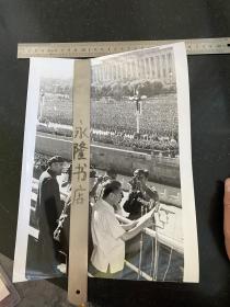 文革时期毛主席林彪同志和周总理在天安门城楼上向红卫兵小将们讲话老照片 大尺寸