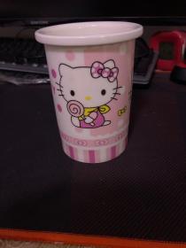 Hello Kitty陶瓷筆筒（小瑕疵，見圖和詳情）