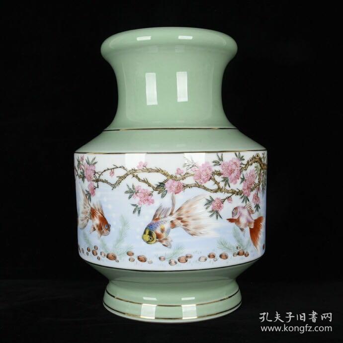 景德镇艺术瓷厂美研室章鉴作豆青釉开窗粉彩