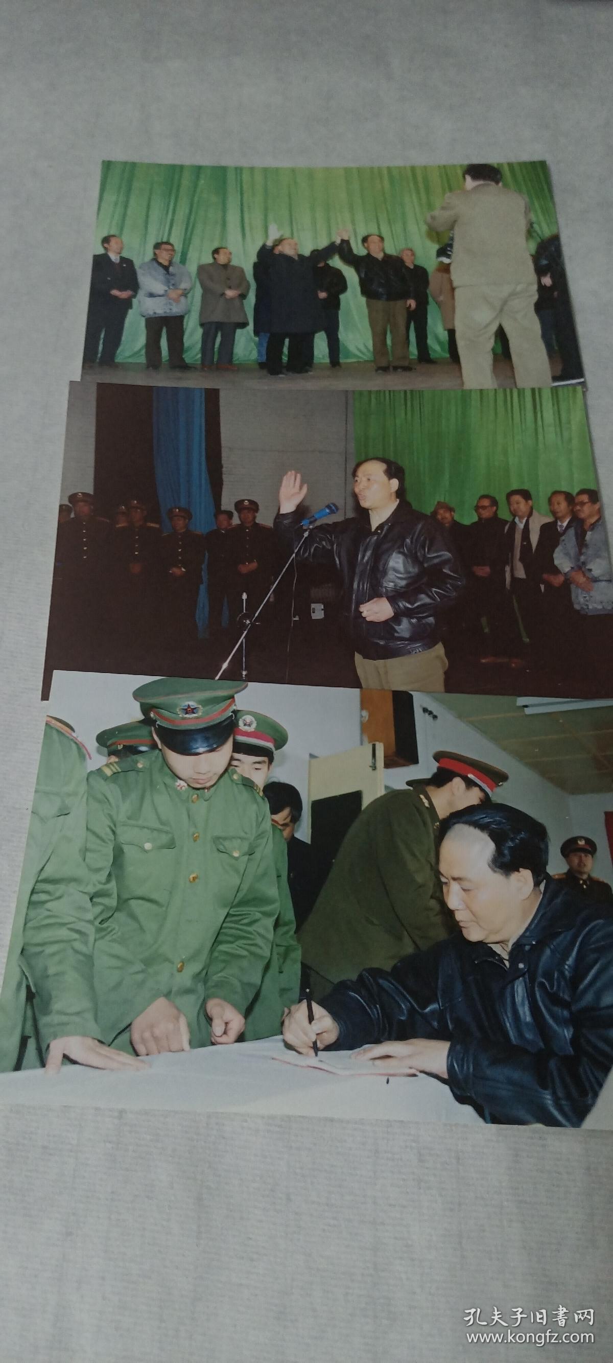 《重庆谈判》是1993年长春电影制片厂拍摄的革命历史题材电影,由