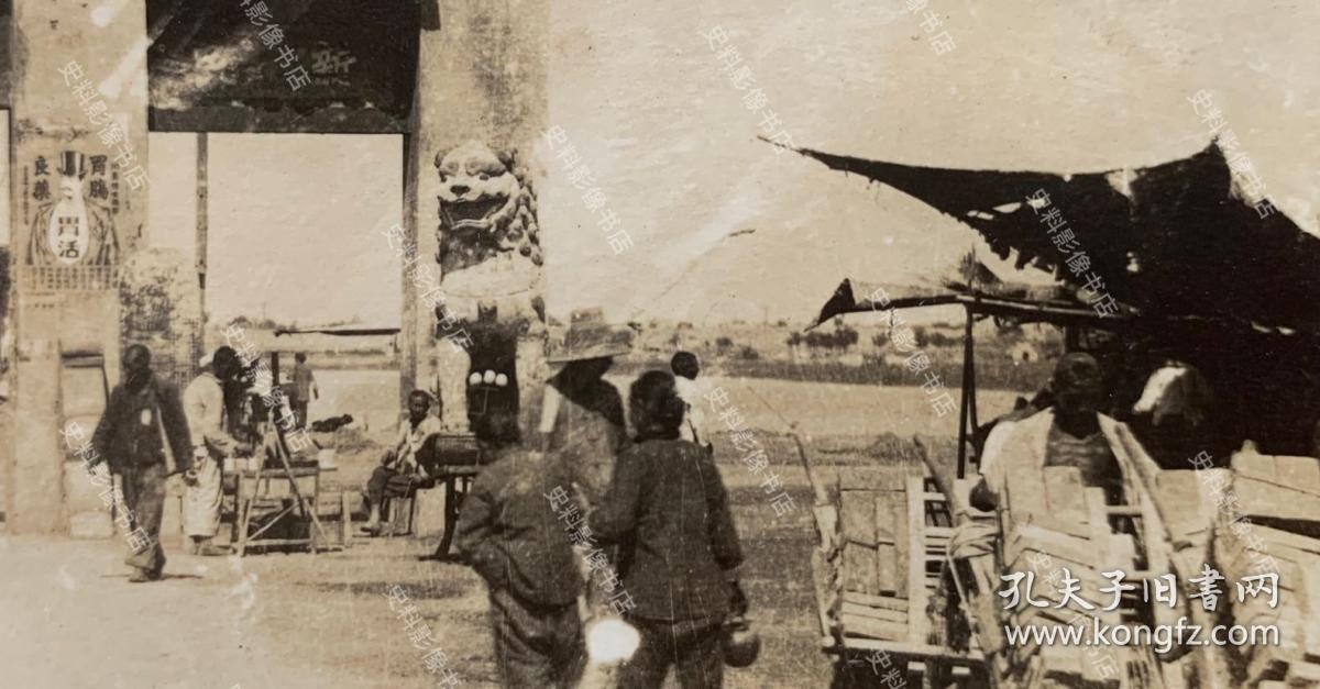 【开封旧影】1941年 开封新民公园牌坊大门处热闹景象 原版老照片一枚