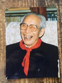 【老照片】“六一”儿童节小学生为王震爷爷戴上红领巾 王震（1908-1993）