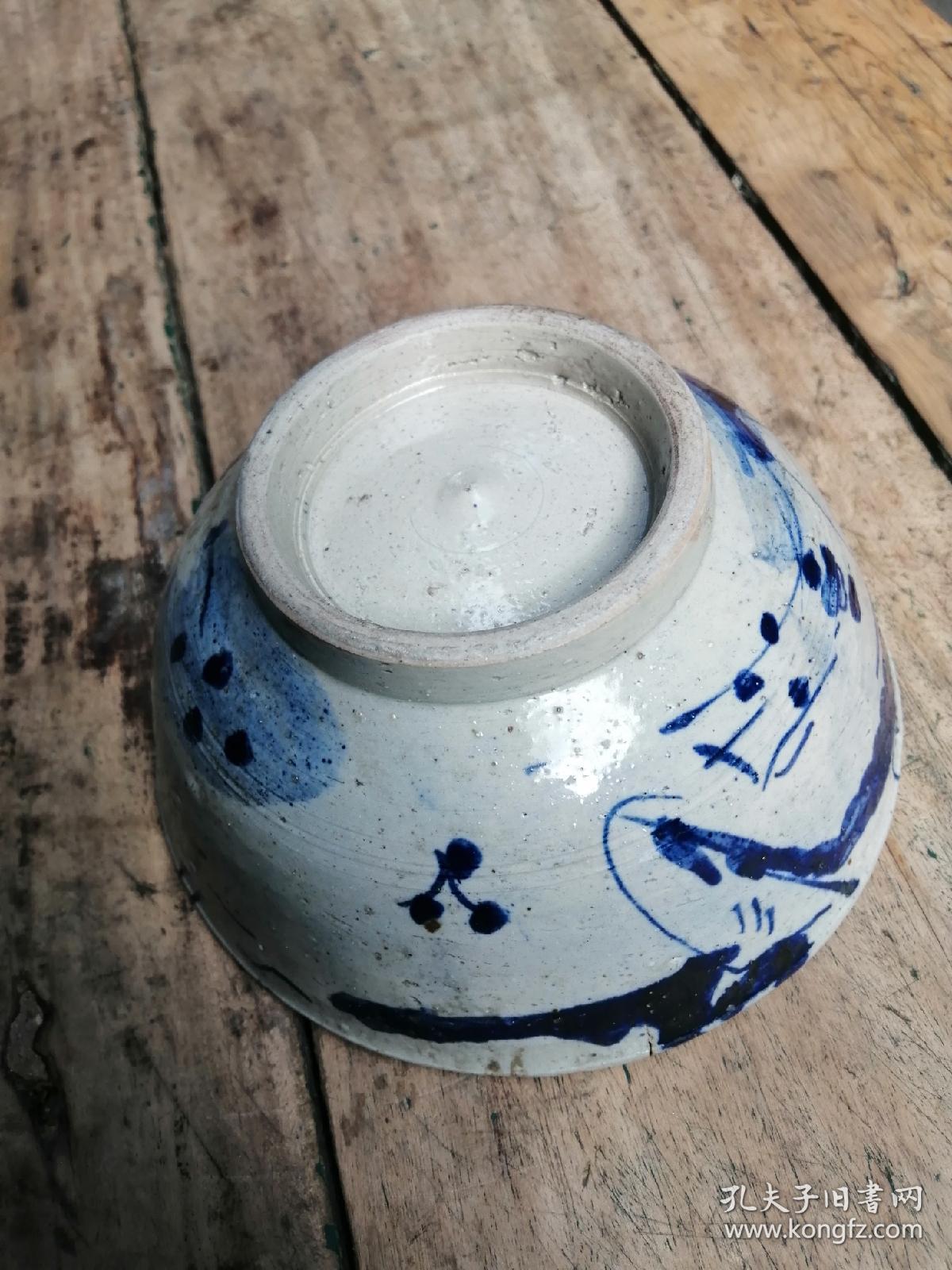 民国粗瓷大碗,口沿上有点出姚的痕迹一条小线,但是不影响用和收藏,其