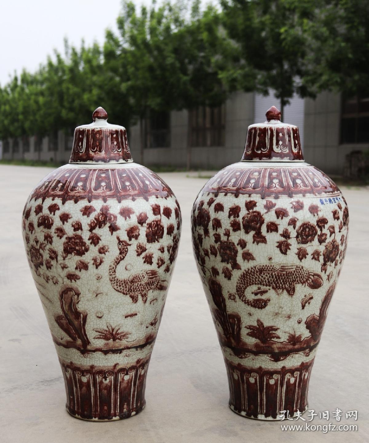 旧藏大明宣德年制釉里红凤凰纹满工纹饰带盖梅瓶一对