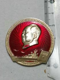 收藏品  徽章纪念章奖章 毛主席像章正面带军舰背中国人民解放军海军1967实物照片品相如图