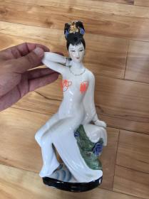 80年代瓷塑贵妃出浴摆件
