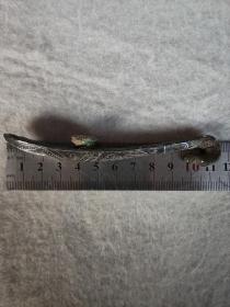 青铜错银带钩一只 钩首断裂需修补 11x1.4厘米 重51.6克 年代不祥
包快递7天内可无理由退货。