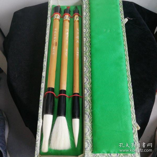 老毛筆（江南湖筆:大、中、小，優毫羊毫，一盒三支合售）桿長21厘米，出峰分別為:5厘米、4.5厘米、4厘米，筆頭有散開，未使用過。