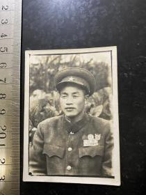 五十年代解放军战士带奖章留影老照片
