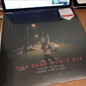 丧尸未逝 黑胶 LP 限量彩胶 圣骨出品（著名独立唱片公司）电影原声 贾木许自己的乐队squrl做的氛围配乐，原声在每段配乐之间加了电影的对白，非常有意思。圣骨官方限定血xing勒芒花色，非常漂亮，带一张巨幅海报尺寸见与黑胶的对比。

照片拍的是自留的，出的是全新未拆的。