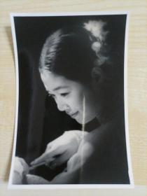 【同一来源】约九十年代摄影师齐建国（未署名）拍摄《工作中的美女》原版黑白照片1张