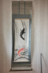 日本老印刷画挂轴，双鱼图，永水款。纸本纸裱，画芯106×37，木轴头。