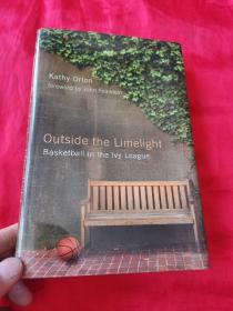 Outside the Limelight: Basketball in the I...      （小16开，精装）