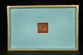 清乾隆黄地珐琅彩描金雕刻开窗婴戏纹粉盒
规格10.5厘米X18厘米X12厘米