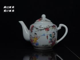 民國時期粉彩嬰戲圖茶壺