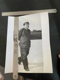 文革时期毛主席老照片 大尺寸 毛主席走向天安门