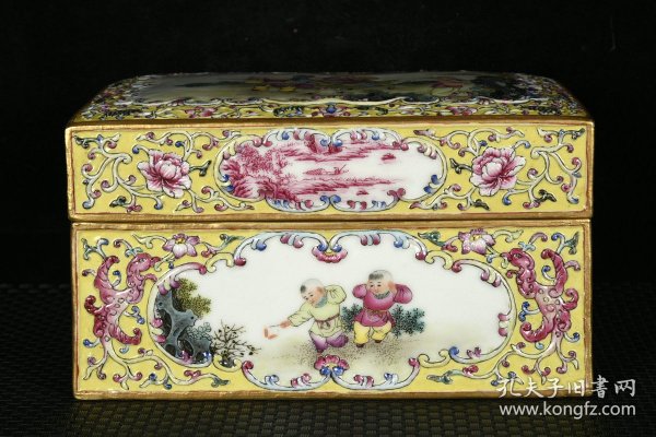 清乾隆黄地珐琅彩描金雕刻开窗婴戏纹粉盒
规格10.5厘米X18厘米X12厘米