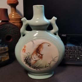 老酒瓶:特质参茸虎骨酒一个.品相好,具体请看图.