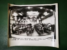 老照片：陕西彩色显象管厂荧屏生产车间一角