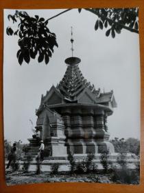 1987年新华社摄影记者李玉龙拍摄《允景洪曼厅公园新建八角亭》大尺寸黑白照片1张，背面有打印照片说明文字
