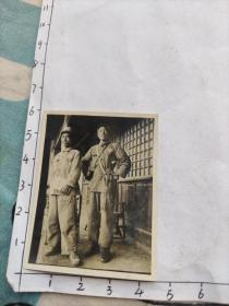 一本郝步青(曾当过团长)军人相册中的老照片:50年代初两解放军合影照片(一人手持毛泽东选集，这个绝对不是文革时期，估计是1944年版或1951年版，少见)