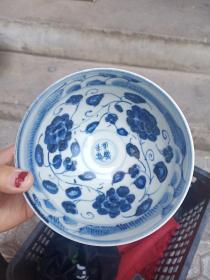 青花碗一个，年代未知，造型特殊，保真瓷不包年代。
